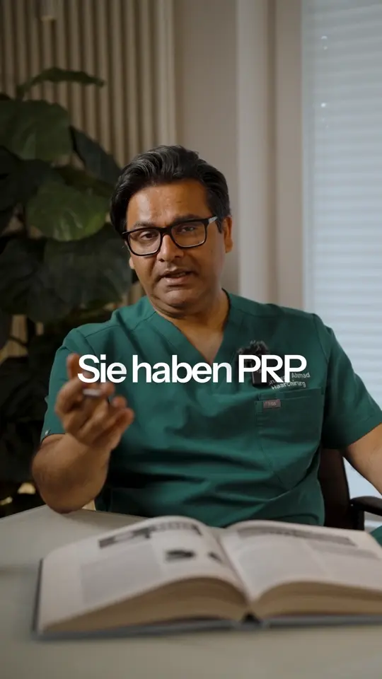 Arzt erklärt eine PRP-Behandlung
